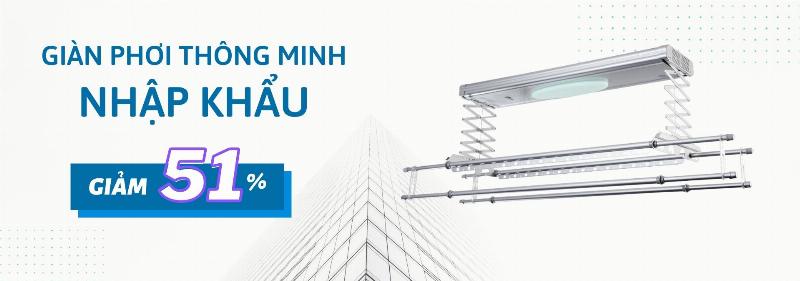 Hình ảnh một chiếc giàn phơi quần áo thông minh bằng inox được lắp đặt trên trần ban công chung cư, thanh phơi đang hạ xuống để phơi đồ
